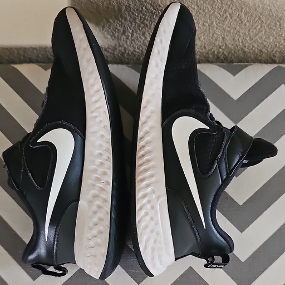 Nike Revolution Boy's Size 2Y Black and White Athletic Shoes BQ5672-003 - Picture 7 of 9